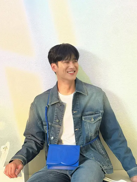 Ahn Bo Hyun terlihat stylish dengan busana denim on denim. Dipadukan dengan t-shirt putih dan sling bag biru [@bohyunahn]