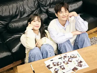 Dalam foto teaser, Seo In Guk dan Jung Eun Ji tampil dengan konsep yang sangat selaras dengan judul lagu, yaitu 'Couple'. Keduanya terlihat serasi mengenakan pakaian rajut dan celana jeans, duduk berdampingan di sofa sambil tersenyum hangat. (Liputan6.com/IG/@epmusic.official)