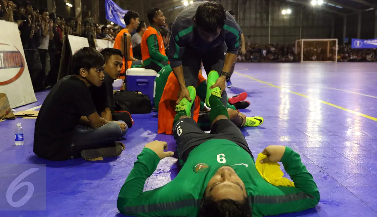 Pemain Timnas Futsal Indonesia mendapat perawatan usai laga uji coba melawan IPC Pelindo II di Jakarta, Minggu (15/1). Timnas Futsal Indonesia akan melakoni laga piala AFF 2017, akhir Januari. (Liputan6.com/Helmi Fithriansyah)
