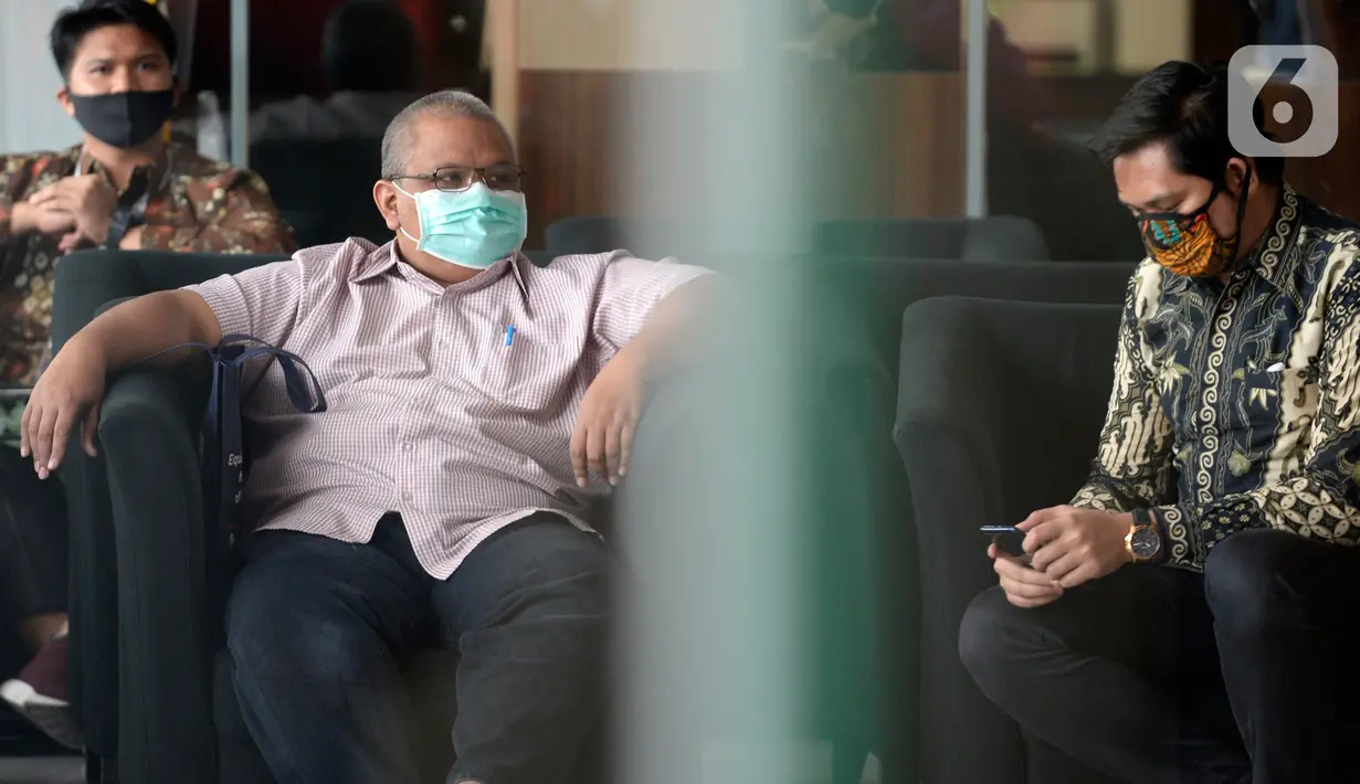 Direktur Dana Perimbangan Kemenkeu, Putut Hari Satyaka menunggu pangilan penyidik akan dimintai keterangan di Gedung KPK, Jakarta, Selasa (23/6/2020).  Putut diperiksa sebagai saksi untuk pengembangan baru kasus dugaan korupsi pengurusan anggaran dana alokasi khusus (DAK). (merdeka.com/Dwi Narwoko)