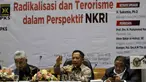 (Ki-ka) Perwakilan Kemenristekdikti Asep Supanda, Kepala BNPT Komjen Pol Tito Karnavian dan anggota Komisi III Aboe Bakar Al-Habsyi dalam diskusi PKS di Gedung Nusantara I Kompleks Parlemen, Senayan, Jakarta, Kamis (21/4). (Liputan6.com/Johan Tallo)
