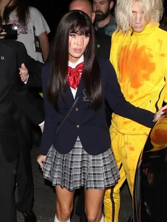 Megan fox dan Machine Gun Kelly tampil menjadi karakter Kill Bill. Bintang pop-punk tersebut menyamar sebagai karakter Uma Thurman yang memegang pedang dan aktris tersebut mengenakan seragam sekolah yang dikenakan oleh pemeran film Gogo Yubari. [@meganfox]
