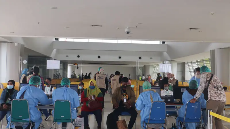 Pekerja migran menjalani tes Covid-19 di Bandara Juanda. (Dian Kurniawan/Liputan6.com)