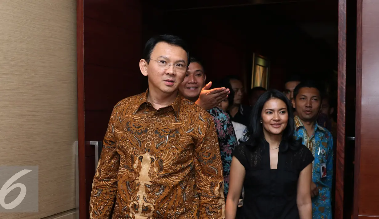 Gubernur Basuki T Purnama dan Sutradara Lola Amaria berjalan untuk menonton film Jingga bersama puluhan tunanetra di Djakarta Theatre, Jakarta, Jumat (4/3). Film Jingga ini berkisah tentang kehidupan remaja tunanetra. (Liputan6.com/Herman Zakharia)