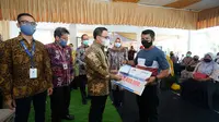 Bupati Banyuwangi Abdullah Azwar Anas menyerahkan secara simbolis bantuan tersebut sekaligus meninjau usaha mikro penerima manfaat di Kelurahan Singotrunan, Kecamatan Banyuwangi, Kamis (15/10/2020).