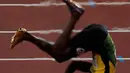 Pelari asal Jamaika, Usain Bolt terjatuh karena cedera di final 4x100 meter pada Kejuaraan Dunia Atletik di London, Sabtu (12/8). Bolt yang berencana ingin pensiun itu terjatuh karena kaki kirinya kram. (AP/Frank Augstein)