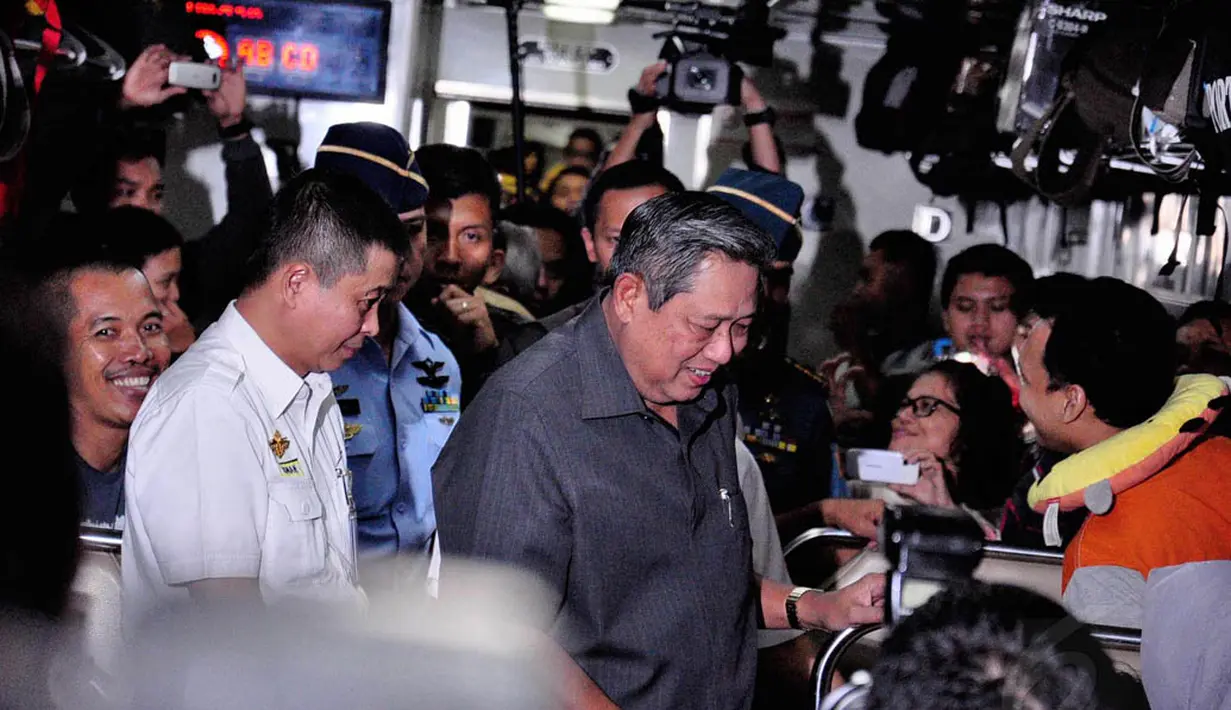Presiden memasuki rangkaian gerbong dan berbincang dengan penumpang rangkaian Kereta Api Majapahit, Kamis (24/7/14). (Liputan6.com/Faizal Fanani)