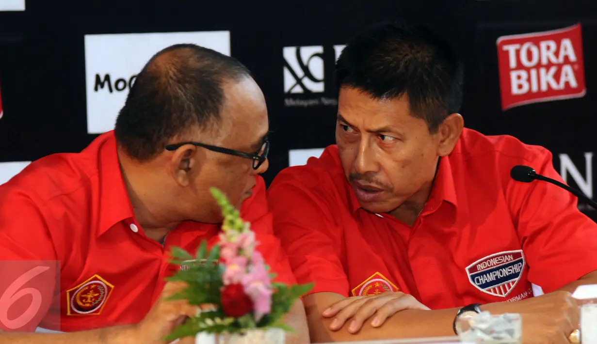 Ketua Penyelenggara turnamen Piala Jenderal Sudirman, Letjen TNI Agus Sutomo (kanan) berbincang dengan Ketua Pelaksana, Hasani Abdulgani di sela-sela jumpa pers semifinal Piala Jenderal Sudirman, Jakarta, Senin (4/1/2016).(Liputan6.com/Helmi Fithriansyah)