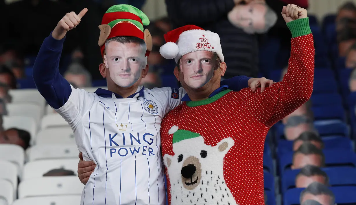 Suporter yang memakai topeng wajah Jamie Vardy berpose saat menonton laga antara Leicester melawan Everton. Selain laga ini, Vardy juga harus absen menghadapi West Ham United (31/12/2016), dan Middlesbrough (2/1/2017). (Reuters/Darren Staples)