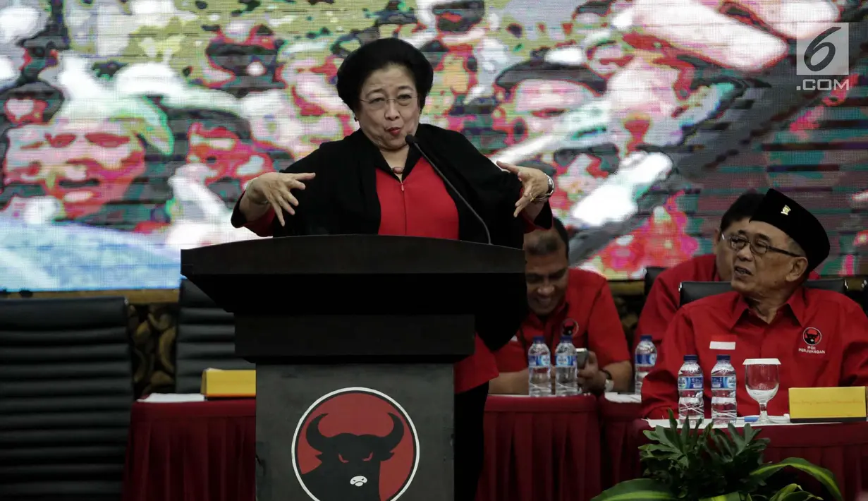 Ketum PDIP Megawati Soekarnoputri memberi pidato saat acara pengumuman nama pasangan cagub-cawagub PDIP di Kantor DPP PDIP, Jakarta, Minggu (17/11). Megawati mengumumkan pasangan cagub-cawagub Riau, Sultra, NTT dan Maluku . (Liputan6.com/Faizal Fanani)