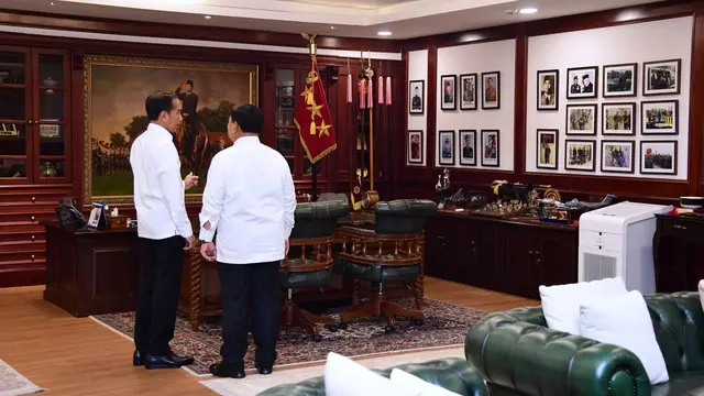 Menteri Pertahanan (Menhan) Prabowo Subianto mengajak Presiden Joko Widodo atau Jokowi ke ruang kerjanya di Kantor Kementerian Pertahanan Jakarta, Rabu (18/1/2023).