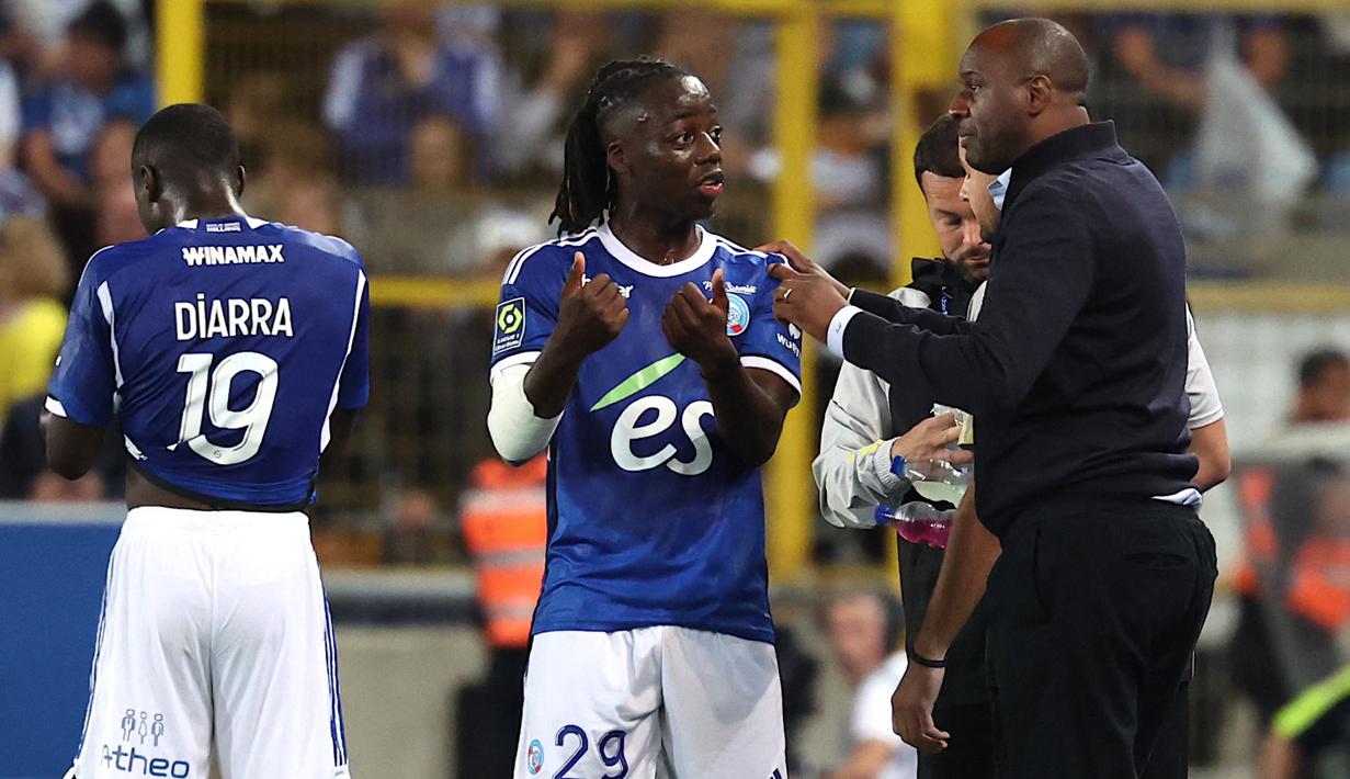 Ismael Doukoure (tengah) bergabung dengan Strasbourg dari Valenciennes pada bursa transfer Januari tahun 2022 lalu. Dia kemudian mendapat kesempatan oleh Patrick Viera untuk bermain cukup banyak di klub barunya dan mampu temapil mengesankan. (AFP/Frederick Florin)

Pada musim ini, Doukoure sudah memainkan 14 pertandingan Ligue 1.