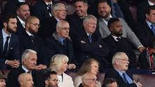 Mantan manajer Manchester United, Sir Alex Ferguson, duduk di kotak direktur bersama mantan pemain United, bek Prancis, Patrice Evra, selama pertandingan Liga Primer Inggris antara Manchester United dan Everton di Old Trafford di Manchester, Inggris barat laut, pada 2 Oktober 2021. (Oli SCARFF/AFP)