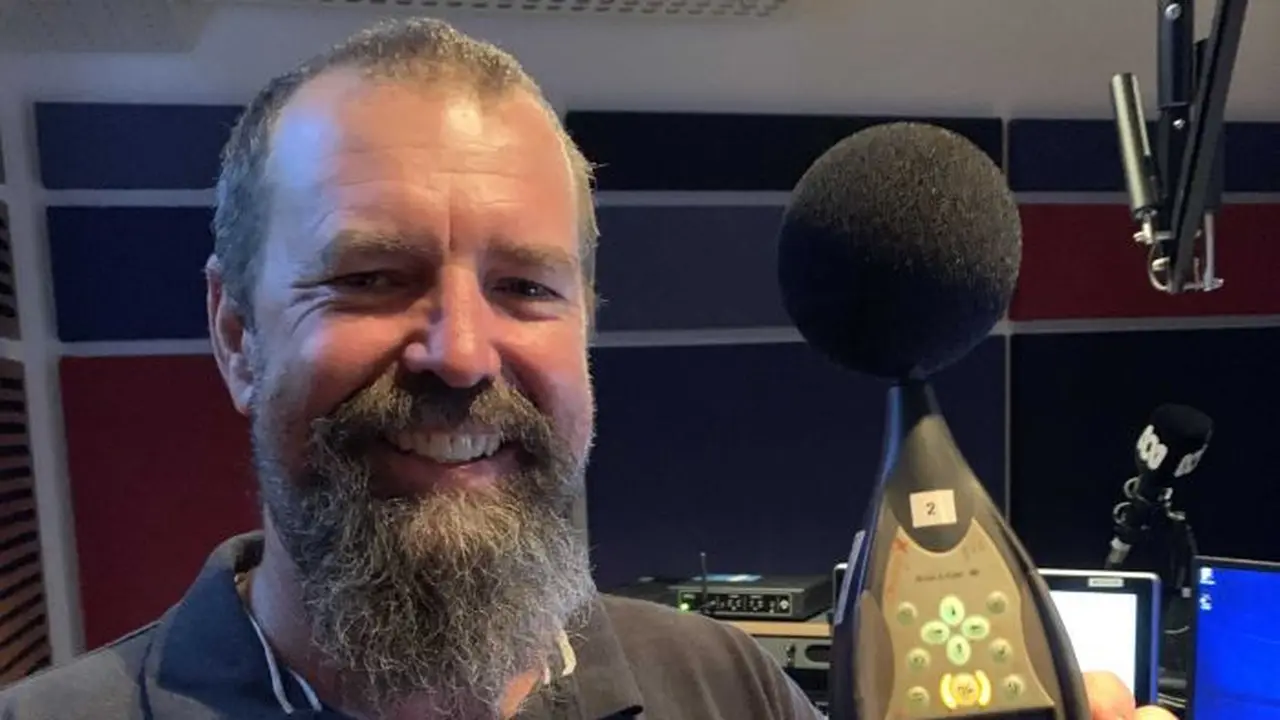 Neville Sharp, pemegang rekor terbaru Guinness World Records untuk sendawa paling keras di dunia