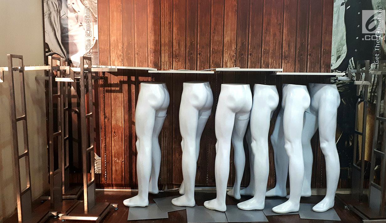 Sejumlah manikin tanpa busana dipajang di lantai busana pria di Matahari Mall Taman Anggrek, Jakarta, Jumat (1/12). PT Matahari Department Store akan menutup gerainya pada 3 Desember 2017. (Liputan6.com/Fery Pradolo)
