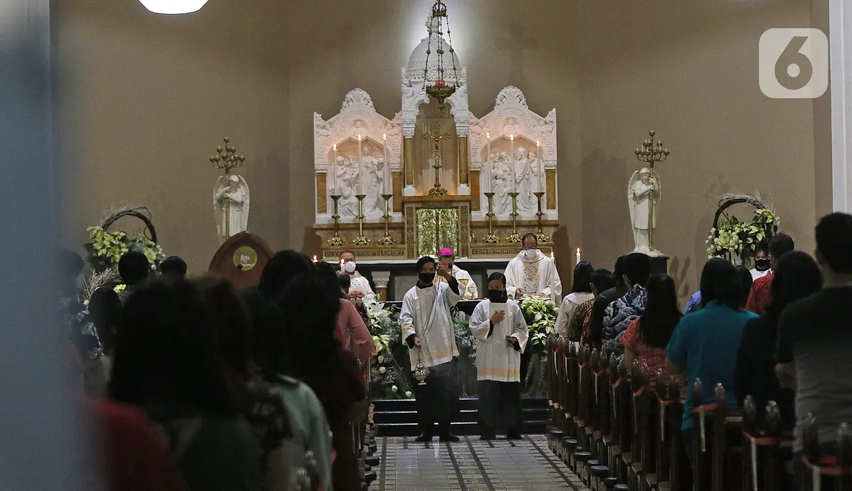 Suasana Malam Misa Natal di Gereja Katedral Santo Petrus Bandung, Jawa Barat, Kamis (24/12/2020). Pengurus gereja membatasi jumlah orang yang menghadiri kegiatan ibadah maksimal 230 orang guna meminimalkan risiko penularan Covid-19. (Liputan6.com/Herman Zakharia)
