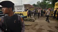 Polisi berjaga di lokasi penusukan Menkopolhukam Wiranto di Pandeglang, provinsi Banten (10/10/2019). Wiranto mendapat tusukan di posisi perut saat melakukan kunjungan ke Pandeglang Banten. Polri menduga pelaku dilakukan oleh kelompok teroris. (AFP/Ronald Siagian)