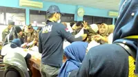 BNN Riau tes urine jaksa dan pegawai Kejaksaan Tinggi Riau serta Kejaksaan Negeri Pekanbaru. (Liputan6.com/M Syukur)
