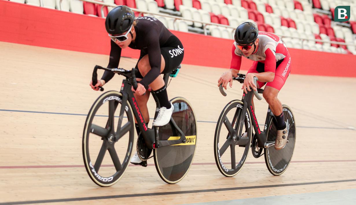 Pembalap sepeda track Indonesia, Berbard Benyamin Van Aert (kanan) memacu sepedanya bersama Ayustina Delia Priatna saat berlatih untuk persiapan UCI Track Nations Cup 2023 di Jakarta International Velodrome, Rawamangun, Jakarta Timur, Kamis (16/02/2023). (Bola.com/Bagaskara Lazuardi)
