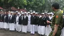 Ratusan siswa SMKN 27 Jakarta saat berkumpul di lapangan untuk mendengarkan pengarahan dari Gubernur DKI Basuki Tjahaja Purnama, Senin (13/4/2015). 293 murid SMKN 27 Jakarta hari ini mengikuti UN hari pertama. (Liputan6.com/Herman Zakharia)