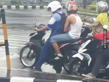 Kebiasaan nggak bawa jas hujan, tapi seragam nggak mau basah. (1cak.com)