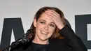 Aktris Kristen Stewart terlihat mesra digandeng Soko pada Minggu (13/3/2016). (Bintang.com/AFP)