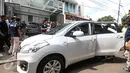 Mobil yang dipakai para tersangka dalam aksi perampokan dan pembunuhan di perumahan Pulomas, Jakarta Timur, Jumat (6/1). Polres Metro Jakarta Timur menggelar prarekonstruksi perampokan dan pembunuhan di rumah mewah tersebut. (Liputan6.com/Faizal Fanani)