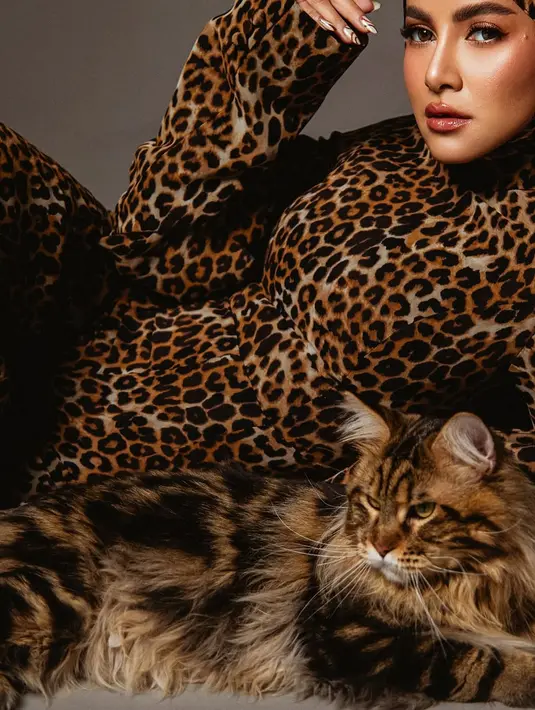 Tak hanya busana, Olla Ramlan juga tampil dengan gloss latte makeup look yang menawan [@ollaramlan]