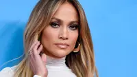 Ekspresi Jennifer Lopez saat nghadiri NBCUniversal's Summer Press Day 2018 di The Universal Studios Backlot di Universal City, California (2/5). Jennifer Lopez tampil seksi dengan gaun putih ketat. (AP Photo/Chris Pizzello)