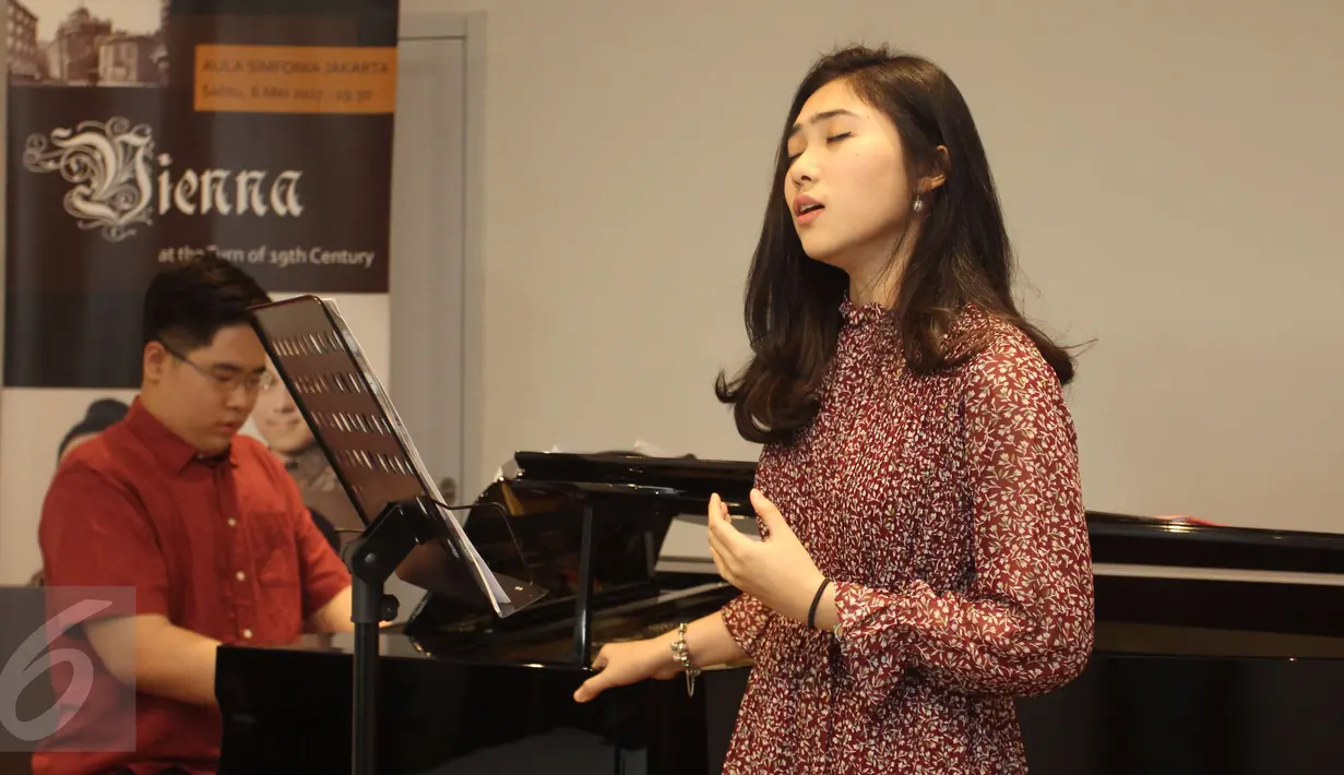Penyanyi Isyana Sarasvati dan Pianis Jonathan Kuo saat latihan jelang konser Vienna at the Turn of 19th Century, di Jakarta, Rabu (3/5). Jonathan dan Isyana murid piano dari kondaktor orkes Jakarta Sinfonietta. (Liputan6.com)