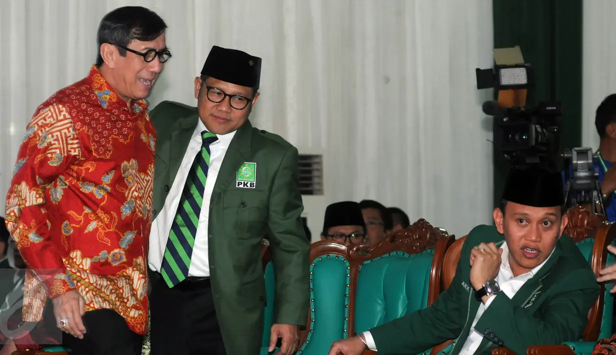 Ketua Umum PKB Muhaimin Iskandar (kedua kiri) memeluk Menkumham Yasonna Laoly (kiri) disaksikan Sekjen PKB Abdul Kadir Karding dalam peringatan hari lahir ke-18 Partai Kebangkitan Bangsa di DPP PKB Jakarta, Sabtu (23/7). (Liputan6.com/Helmi Afandi)