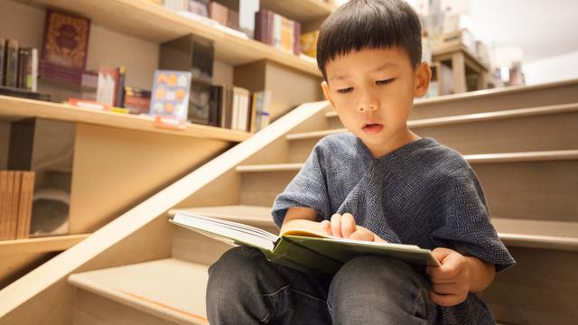 Anak membaca buku
