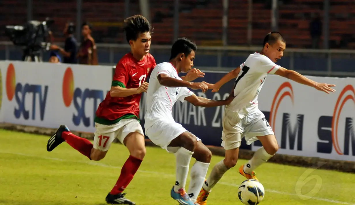 Dua pemain belakang Myanmar U-19 harus berjuang ekstra keras menahan laju serangan Timnas Indonesia U-19 yang dibangun Paulo Sitanggang (kiri) di Stadion GBK Jakarta, (5/5/2014). (Liputan6.com/Johan Tallo)