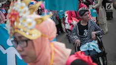 Sejumlah penyandang disabilitas mengikuti pawai budaya di kawasan MH Thamrin, Jakarta, Selasa (27/8/2019). Kegiatan bertema “Menuju Disabilitas Merdeka” tersebut menuntut pemerintah Indonesia untuk tidak melakukan diskriminasi terhadap mereka. (Liputan6.com/Faizal Fanani)