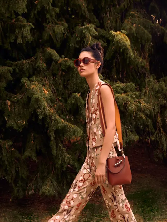 Mereka juga menambahkan tas berukuran besar, yaitu tas anyaman Pliage, tas ember kecil Roseau atau Epure, tas bahu Tres Paris yang lapang dan terbuat dari kulit anak sapi yang lentur, serta praktis. [Foto: Document/Longchamp]