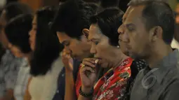 Umat Kristiani dengan khidmat mengikuti ibadah Jumat Agung yang memperingati kematian Tuhan Yesus Kristus di Indonesia bagian Barat (GPIB) Effatha, Jakarta, Jumat (3/4/2015). (Liputan6.com/Johan Tallo)