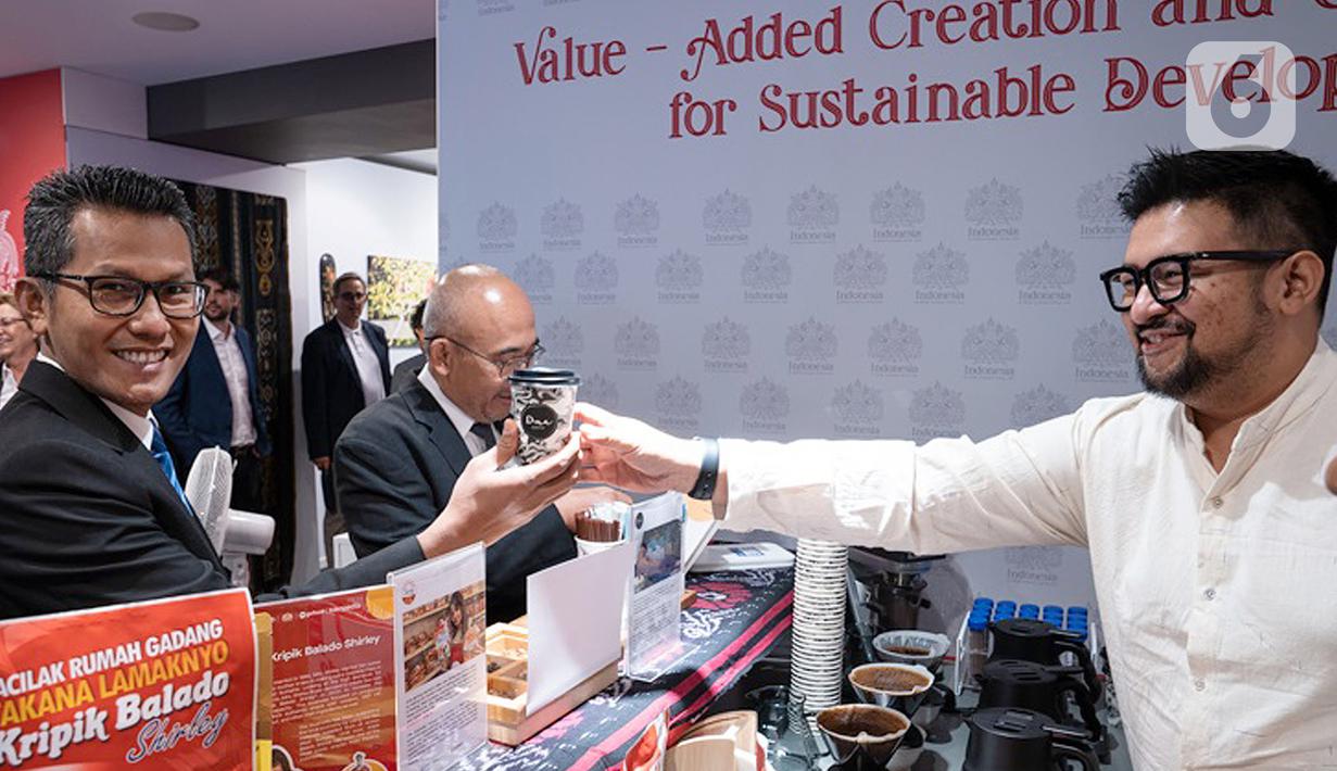 Mitra usaha kuliner GoTo melayani tamu undangan dalam Paviliun Indonesia di Davos, Swiss (26/05/2022). GoTo memboyong dan memfasilitasi dua perwakilan mitra usaha kuliner dari ekosistem GoFood yakni Kripik Balado Shirley dan Moka, salah satu solusi bisnis dari GoTo Financial yakni Dua Coffee untuk memperkenalkan produk lokal di kancah internasional. (Liputan6.com/HO/GoTo)