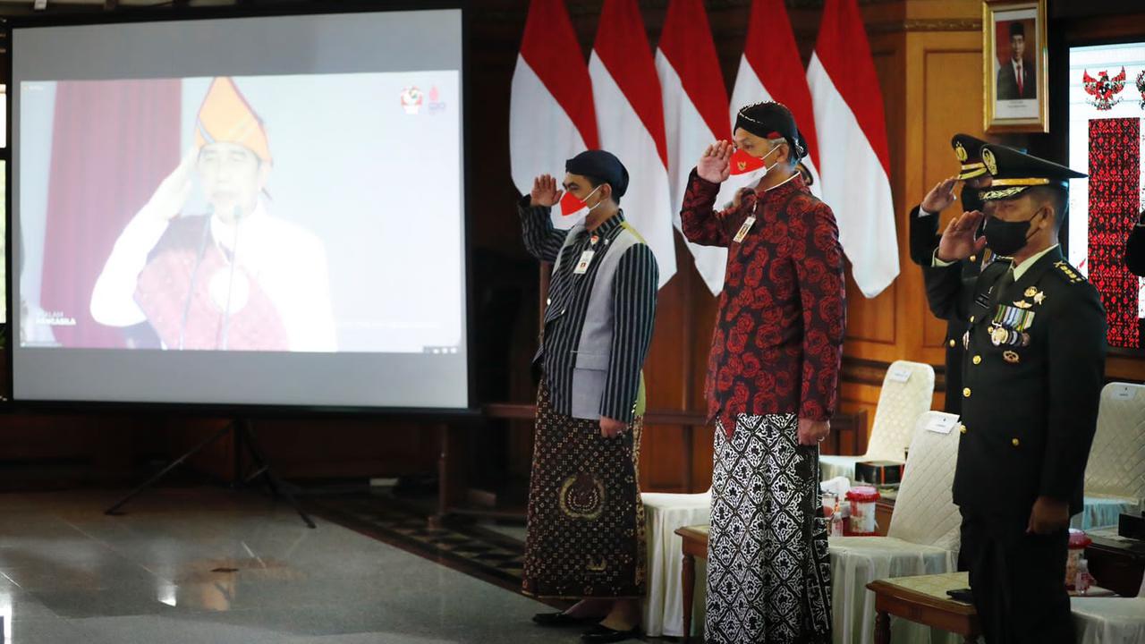Gubernur Jawa Tengah Ganjar Pranowo mengikuti upacara peringatan Hari Lahir Pancasila Tahun 2022 secara virtual.