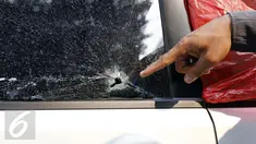 Petugas menunjukkan kondisi mobil yang digunakan tersangka (AS) untuk melakukan penyeludupan, Jakarta, Kamis (8/10/2015). BNN berhasil menggagalkan upaya penyeludupan sabu jaringan Surabaya-Jakarta. (Liputan6.com/Yoppy Renato)