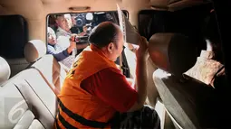 Andri Tristianto Sutrisna saat berada di dalam mobil tahanan usai menjalani pemeriksaan KPK, Jakarta, Minggu (14/2/2016). Andri ditetapkan tersangka terkait kasus dugaan suap permintaan penundaan kasasi sebuah perkara di MA. (Liputan6.com/Faizal Fanani)
