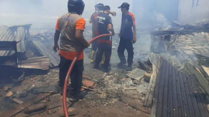 Kebakaran menghanguskan empatrumah dan 1 toko sembako di Situbondo (Istimewa)