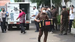 Petugas membawa barang bukti kasus pembunuhan berencana Brigadir J saat proses pelimpahan tahap dua kasus tersebut di Gedung Kejaksaan Agung, Jakarta, Rabu (5/10/2022). Penyidik Bareskrim Polri menyerahkan barang bukti beserta kesebelas tersangka kepada Kejaksaan Agung terkait kasus pembunuhan berencana Brigadir J dan obstruction of justice yang menjerat mantan Kadiv Propam Ferdy Sambo sebagai tersangka. (Liputan6.com/Herman Zakharia)