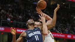 Pemain Orlando Magic Bismack Biyombo #11 dan pemain Cavaliers, Kevin Love #0 berebut bola pada lanjutan NBA basketball game di Quicken Loans Arena, (18/1/2018). Cavaliers menang 104-103. (Justin K. Aller/Getty Images/AFP)