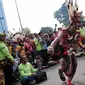 Atraksi budaya dayak meramaikan Car Free Day (CFD) di kawasan Sudirman, Jakarta, Minggu (29/10). Kegiatan dengan nama Gelar Pesona Budaya Tabalong itu digelar untuk menunjukkan karya seni tradisional Tabalong. (Liputan6.com/Faizal Fanani)