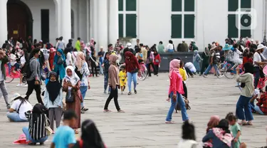 Warga memanfaatkan libur Tahun Baru dengan berkunjung ke Kota Tua, Jakarta, Senin (2/1/2023). Kota Tua menjadi salah satu tempat favorit warga untuk dikunjungi saat liburan pada awal tahun 2023. (Liputan6.com/Johan Tallo)