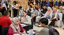 Di lokasi juga ada walk-in interview antara calon pekerja dengan perusahaan. (BAY ISMOYO/AFP)