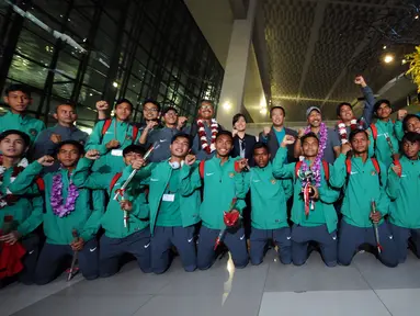 Menpora, Imam Nahrawi (tengah belakang) bersama pemain Timnas Indonesia U-16 berfoto usai penyambutan di Bandara Soetta, Tangerang, Kamis (15/2). Timnas U-16 berhasil menjuarai turnamen Jenesys di Jepang. (Liputan6.com/Helmi Fithriansyah)