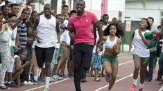 1.	Sprinter Jamaika juara Olimpiade,Usain Bolt, berlomba dengan anak-anak saat mengunjungi kompleks olah raga Mangueira, Rio de Janeiro, Brasil. Jumat (16/4).