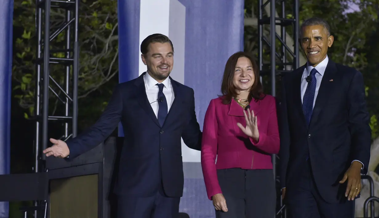 (ki-ka) Aktor Leonardo DiCaprio, ilmuwan iklim Katharine Hayhoe dan Presiden AS Barack Obama tiba di atas panggung untuk diskusi tentang perubahan iklim selama "South by South Lawn" (SXSL) festival di Gedung Putih, AS (3/10). (AFP PHOTO/Mandel NGAN)