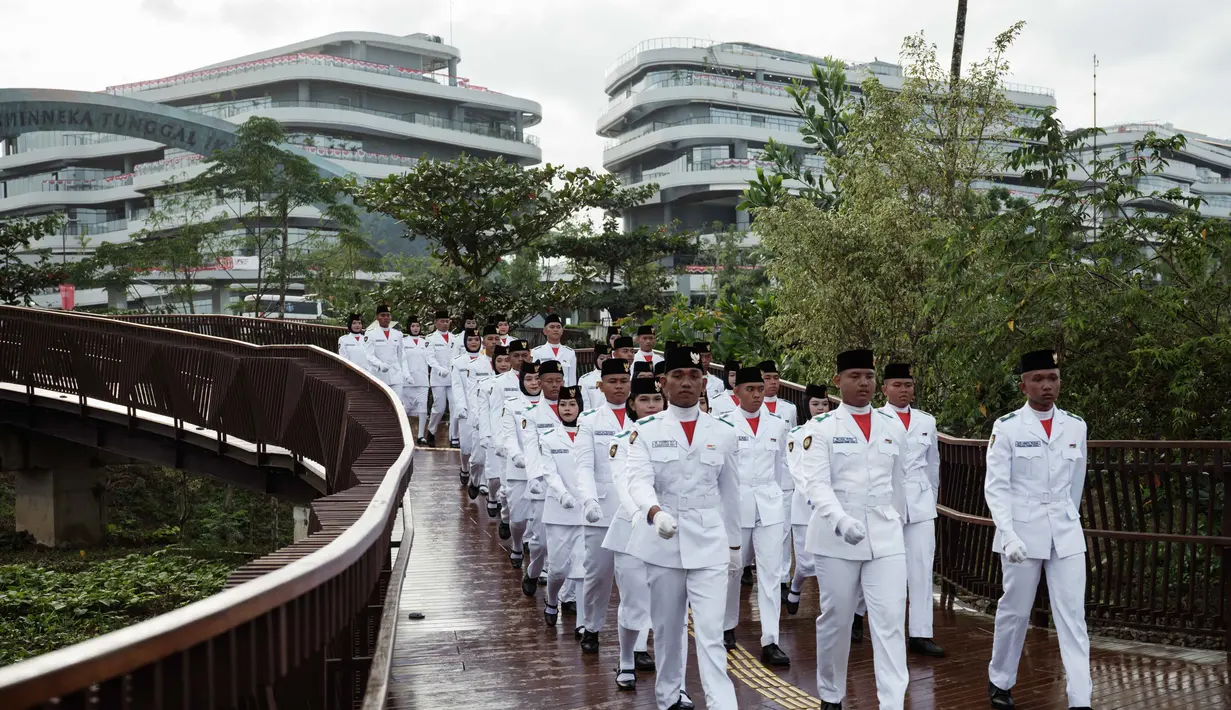 Sebanyak 38 orang Purna Pasukan Pengibar Bendera Pusaka (Paskibraka) Kabupaten Penajam Paser Utara, Provinsi Kalimantan Timur, kembali bertugas mengibarkan Bendera Merah Putih pada Upacara HUT RI ini. (Yasuyoshi CHIBA/AFP)
